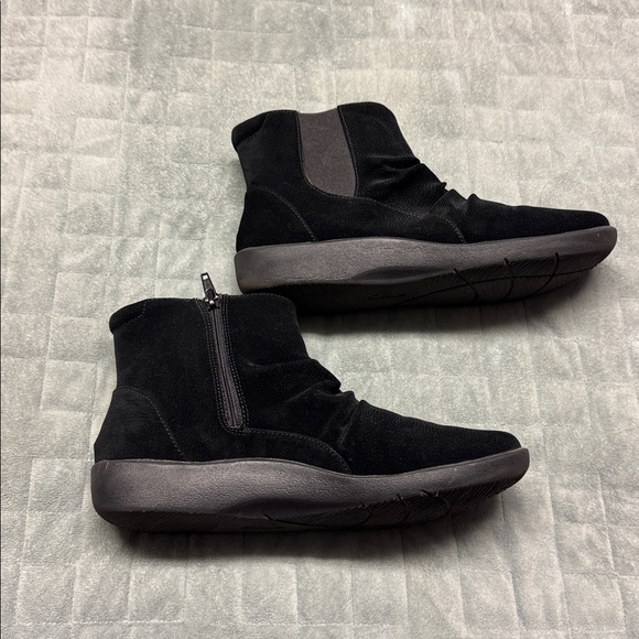 Clark Cloudsteppers, Black Booties, No Heel, Suede, Comfortable, Size 8.5 - Picture 8 of 9